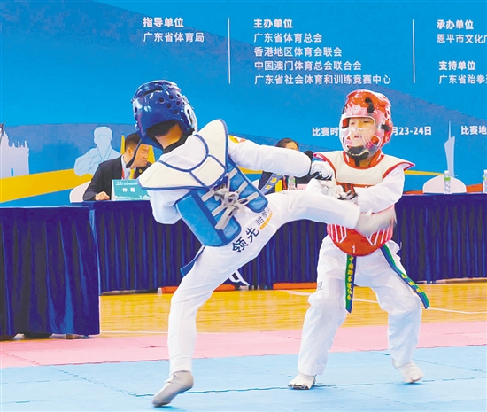 賽場(chǎng)上，選手們身法靈動(dòng)、技藝精湛。