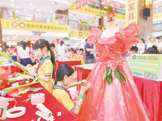 同學(xué)們變廢為寶，設(shè)計(jì)的作品創(chuàng)意十足。