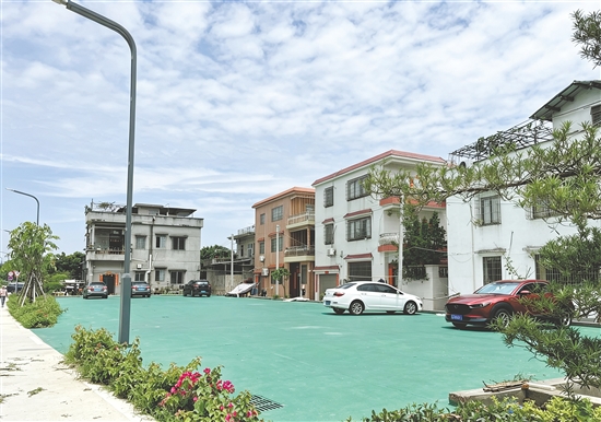 潮連街道豸岡社區(qū)岐山村小組對村口蚊蟲孳生地進行整治，改建為停車場。