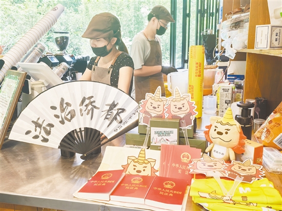 鶴山市在景區(qū)咖啡店設(shè)立普法陣地。