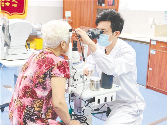 中西醫(yī)協(xié)同守護老年人眼健康。