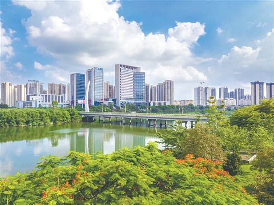 將自然生態(tài)、現(xiàn)代建筑與本土文化完美融合的設(shè)計，既讓錦江國際新城成為恩平的城市地標(biāo)，也重新定義了縣級城市的美學(xué)標(biāo)準(zhǔn)。