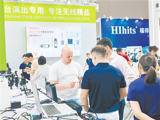 恩平展出的演藝裝備產(chǎn)品廣受客商青睞。