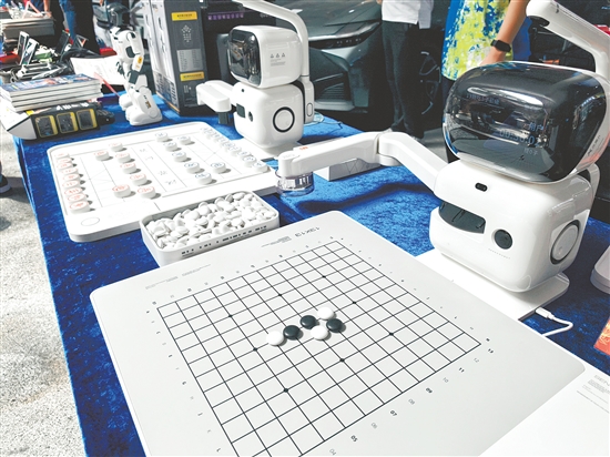 活動中，市民可以體驗和AI下棋機器人對弈。