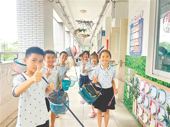 蓬江區(qū)里仁小學開展了一場歡樂的撈魚活動。