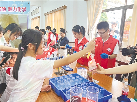 同學們參與趣味實驗活動。
