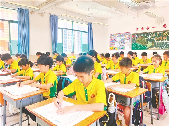 同學(xué)們坐姿端正，認真寫好一撇一捺。