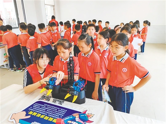 在工作人員的指導(dǎo)下，學(xué)生們動手實操、親身體驗，沉浸式感受科技魅力。
