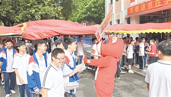 鶴山市紀元中學舍務老師葉偉強扮演的紅色“小馬”讓現場洋溢著歡樂的氣息。