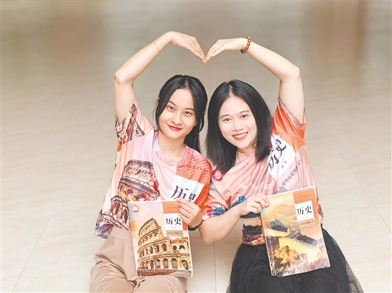 兩位歷史老師把“歷史書”穿在身上。