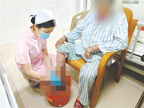 中藥浸泡化腐清瘡。
