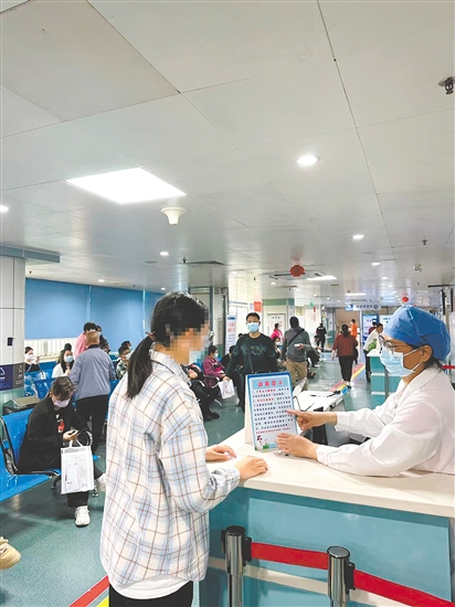 市民正在咨詢“候補掛號”。