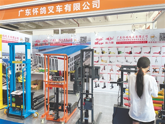 來自佛山的電聲裝備專用叉車廠家參加本次展覽。
