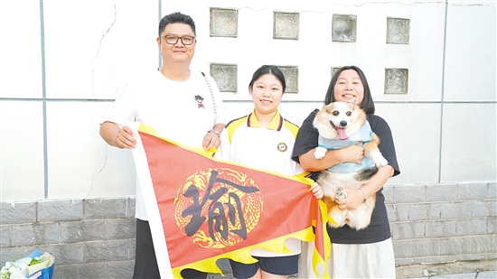 家長帶上愛犬來為孩子助威。