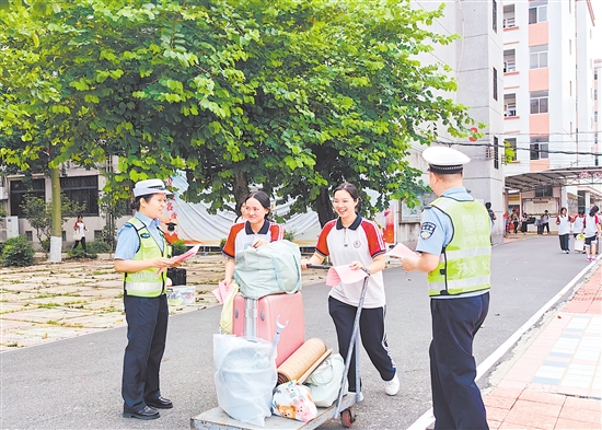 警察給考生們派發(fā)交通安全宣傳單。