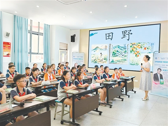 李霞在開展《斜穿田野》導(dǎo)讀課。