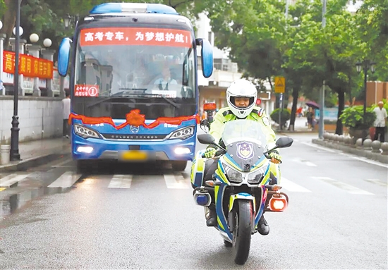 江門交警護(hù)航送考車輛安全出行。