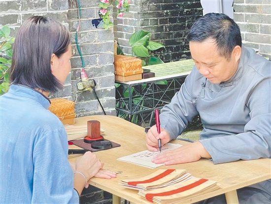 游客現(xiàn)場(chǎng)沉浸式體驗(yàn)寫銀信。