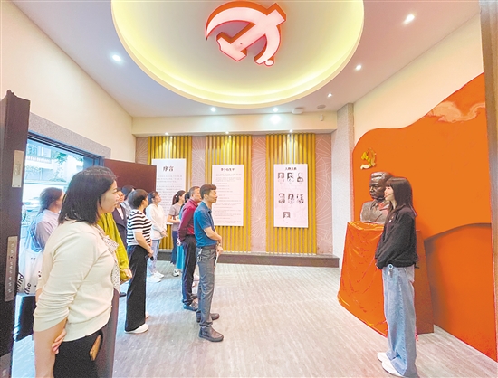 不少單位、團(tuán)體組織前來李少石事跡展覽館參觀學(xué)習(xí)、緬懷英烈。李少石事跡展覽館供圖