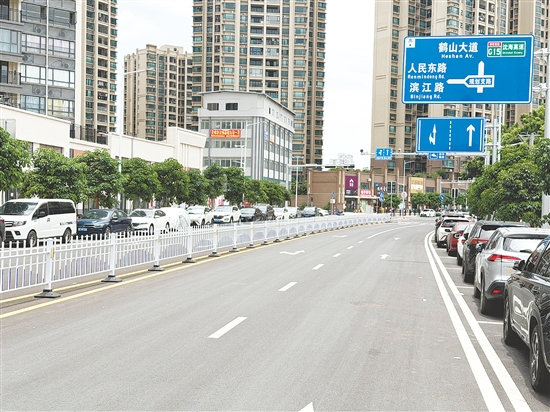 新修的道路寬闊平整，便利周邊群眾出行。