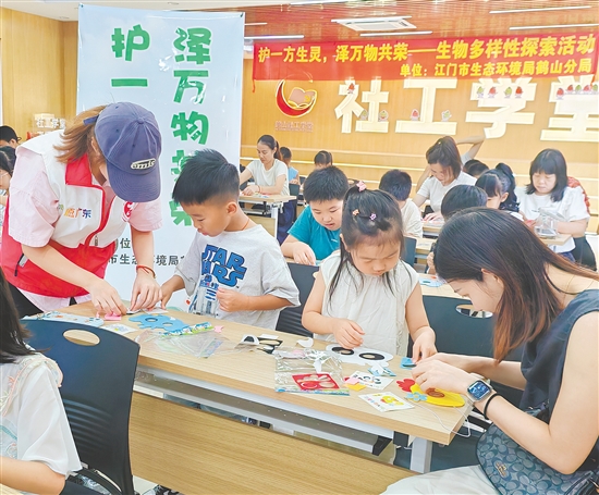 家長和孩子充分發(fā)揮想象力，制作專屬動物面具。