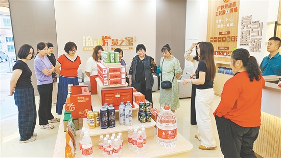 “金華媽媽”優(yōu)品小店憑借豐富的商品種類、可靠的商品質(zhì)量和暖心的服務，成為龍口鎮(zhèn)又一重要便民服務陣地。