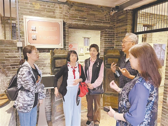 謝創(chuàng)兒子謝軍威（右二）在中山樓講述謝創(chuàng)革命經(jīng)歷。塘口鎮(zhèn)供圖