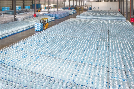 廣東恩州山泉水有限公司的天然飲用水品牌“碧水天露湖”暢銷(xiāo)粵港澳。