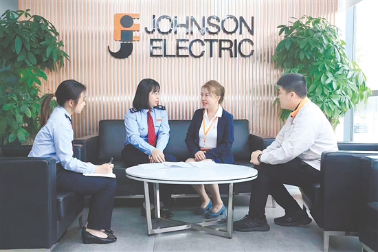 企業(yè)納稅服務(wù)團(tuán)隊(duì)到企業(yè)宣講優(yōu)惠政策。