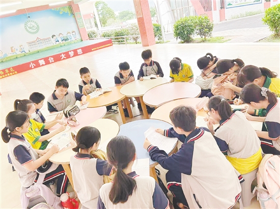 翠山湖實(shí)驗(yàn)學(xué)校購置便民小凳子，供滯留學(xué)生就地自習(xí)、閱讀休息。
