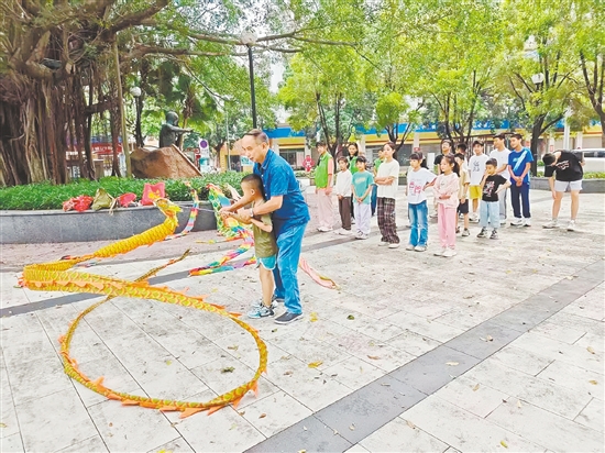 在“周六學(xué)堂”上，退休教師帶領(lǐng)孩子們領(lǐng)略傳統(tǒng)文化魅力。