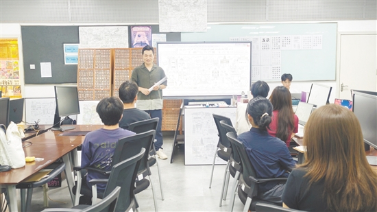 廣科院張武志大創(chuàng)意設(shè)計(jì)工作室團(tuán)隊(duì)正嘗試通過(guò)構(gòu)成手法和視覺(jué)轉(zhuǎn)譯，將臺(tái)山文化符號(hào)設(shè)計(jì)成兼具審美價(jià)值、互動(dòng)體驗(yàn)和實(shí)用功能的產(chǎn)品。