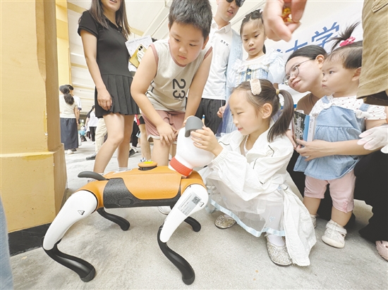 機(jī)器人、機(jī)器狗、水下機(jī)器人等高科技產(chǎn)品，為師生們帶來一場沉浸式科創(chuàng)盛宴。