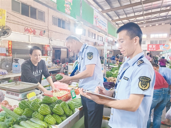 杜阮市場監(jiān)管所執(zhí)法人員到農(nóng)貿(mào)市場檢查杜阮涼瓜。
