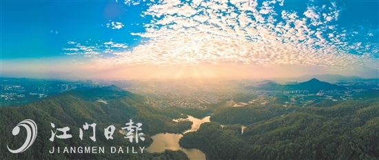 1月1日，清晨，陽(yáng)光穿透云層，照耀著江門(mén)市區(qū)。