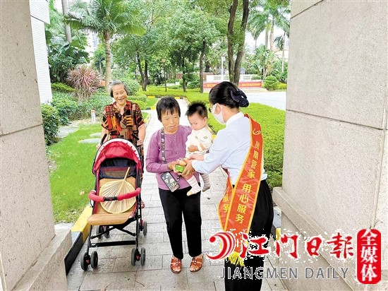 在碧桂園小區(qū)經(jīng)?？梢娢飿I(yè)工作人員的暖心服務。