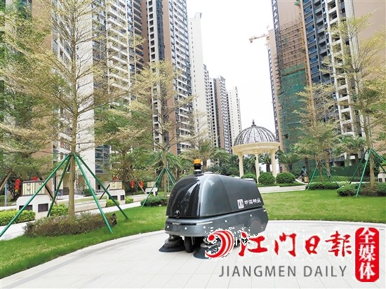 智能掃地機器人在江海區(qū)明泰城狀元居小區(qū)“上崗”一個多月了。