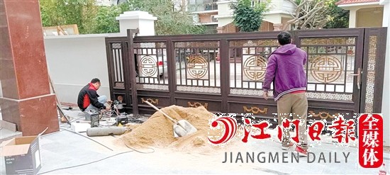 創(chuàng)永佳工作人員在安裝別墅門。
