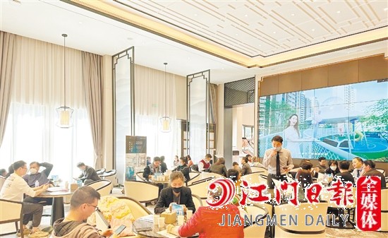 樓盤營銷中心洽談區(qū)座無虛席。