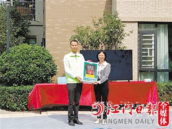 泰安地產(chǎn)代表將AED設(shè)備交接給萬科物業(yè)。