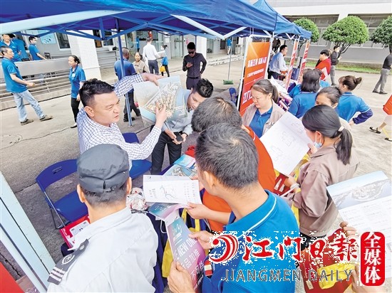 活動現(xiàn)場，房企工作人員為企業(yè)職工介紹項目信息。