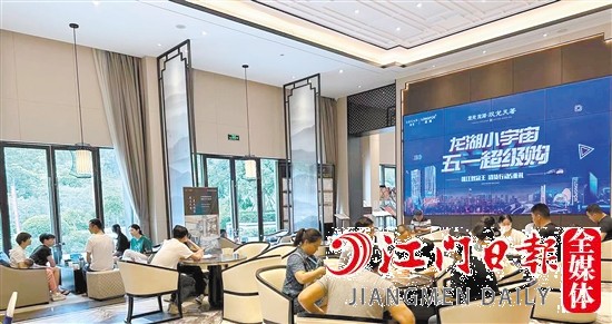 “五一”假期，不少市民選擇去看房。