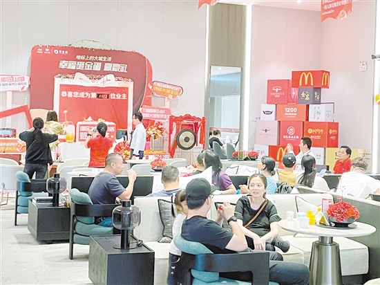 新政實(shí)施的首個周末，中鐵建·鐵建城人氣較旺。