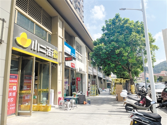 小區(qū)外面商鋪大多是一些小型便利店和快餐店，可以選擇的不多。