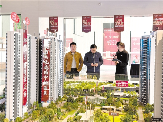 房企加大促銷，吸引市民看房。