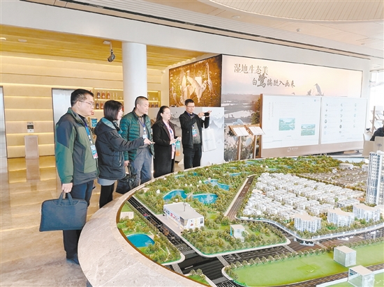 專家評審團實地考察了解報名樓盤的情況。