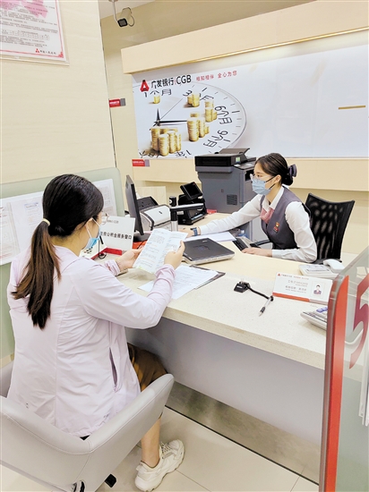 今年2月，我市實(shí)施4項(xiàng)公積金便民惠民新政策，更好滿足居民需求。圖為市民在辦理公積金業(yè)務(wù)。