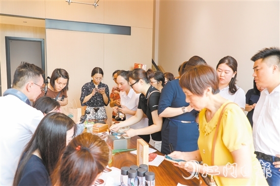 市民踴躍參與“以舊換新”登記。