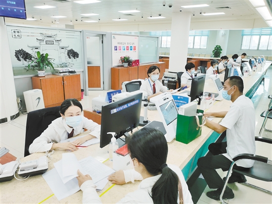 申請使用住宅專項(xiàng)維修資金的市民越來越多。