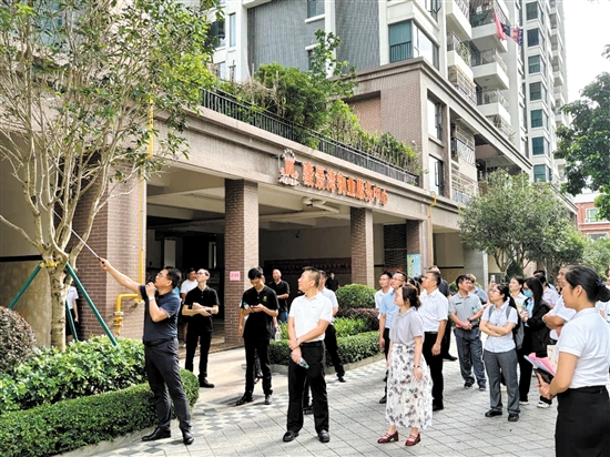 學(xué)員們在物業(yè)小區(qū)進(jìn)行實(shí)務(wù)培訓(xùn)。